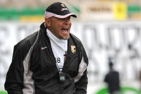 PALERMO, ITALY - MARCH 31:  Serse Cosmi, coach of Palermo, shouts istructions during a Palermo training session at Stadio Renzo Barbera on March 31, 2011 in Palermo, Italy.  (Photo by Tullio M. Puglia/Getty Images)