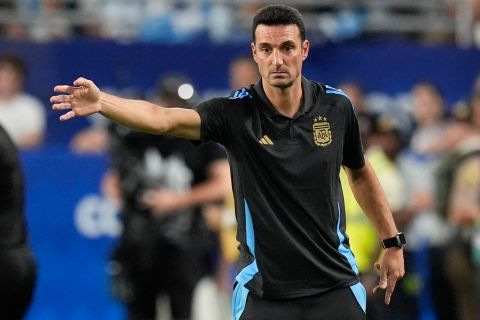 Argentina's coach Lionel Scaloni reacts during the Copa America final soccer match against Colombia in Miami Gardens, Fla., Sunday, July 14, 2024. (AP Photo/Rebecca Blackwell)