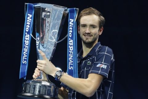 Ο Ντανίιλ Μεντβέντεφ κρατάει το τρόπαιο των ATP Finals του 2020 στο Λονδίνο όπου επικράτησε του Ντόμινικ Τιμ.