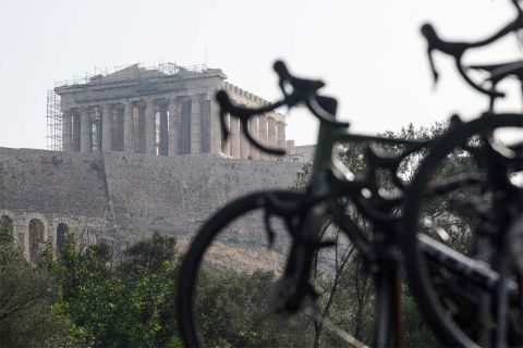 Η εκκίνηση του 5ου ετάπ κάτω από την Ακρόπολη. Ένα από τα πιο ωραία φωτογραφικά κλικ του Νάσου Τριανταφύλλου στον φετινό Γύρο Ελλάδας (19/5/2024). 