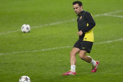 Barcelona's Xavi Hernandez trains with teammates at Manchester City's Etihad Stadium, Manchester, England, Monday Feb. 17, 2014. Barcelona will play Manchester City on Tuesday in a Champions League first knock out round soccer match. (AP Photo/Jon Super)  