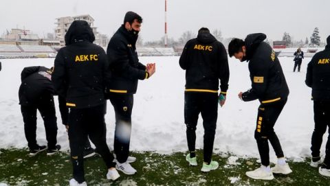 Οι παίκτες της ΑΕΚ παίζουν χιονοπόλεμο και τραβάνε βίντεο στο Αλκαζάρ