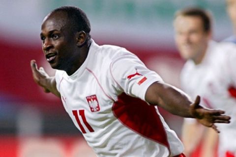 (FILES) -- A file photo taken 14 June 2002 shows Polish forward Emmanuel Olisadebe celebrating after scoring his country's first goal at the 2002 FIFA World Cup Korea/Japan in Daejeon. Struggling Portsmouth 04 January 2006 signed Poland striker Emmanuel Olisadebe until the end of the season in an effort to bolster their bid to stay in the Premiership. The Nigerian-born 27-year-old, who has made 25 international appearances, joins from Panathinaikos after a two-day trial at Fratton Park last month.             AFP PHOTO/ROBYN BECK