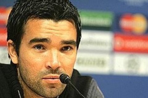 Barcelona's Deco takes part in a press conference at the Camp Nou stadium in Barcelona,11 December 2007 on the eve of their Champions League Group E football match against Stuttgart. 
AFP PHOTO/JOSEP LAGO.