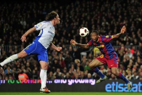 FC Barcelona's Seydou Keita, from Mali, right, tries to scores against Zaragoza during a Spanish La Liga soccer match at the Camp Nou stadium in Barcelona, Spain, Saturday, March 5, 2011. (AP Photo/Manu Fernandez)