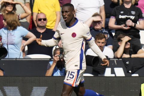 Chelsea's Nicolas Jackson celebrates after he scored during the English Premier League soccer match between West Ham United and Chelsea at the London stadium in London, Saturday, Sept. 21, 2024. (AP Photo/Alastair Grant)