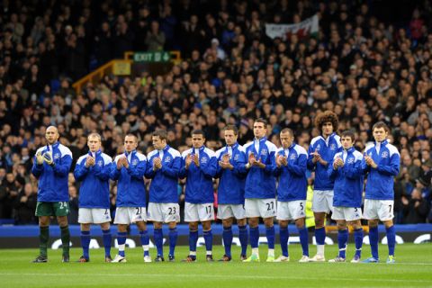 Everton players applaud former football player Gary Speed on December 4, 2011 before an English Premier League football match against Stoke City at Goodison Park in Liverpool, northwest England. Wales football manager Gary Speed was found hanged at his home in Cheshire, northwest England, last on November 27. AFP PHOTO/PAUL ELLIS
No use with unauthorized audio, video, data, fixture lists, club/league logos or live services. Online in-match use limited to 45 images, no video emulation. No use in betting, games or single club/league/player publications. (Photo credit should read PAUL ELLIS/AFP/Getty Images)