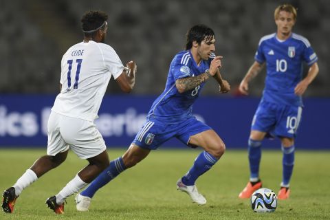 Italy's Sandro Tonali, right, challenges for the ball with Norway's Emil Ceide during the Euro 2023 U21 Championship soccer match between Italy and Norway at the Cluj Arena stadium in Cluj, Romania, Wednesday, June 28, 2023.(AP Photo/Raed Krishan)