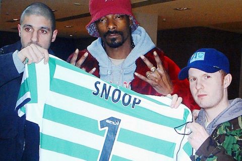 Glasgow DJs Hook Up Snoop with The Hoops

Turns out that the Celtic strip Snoop Dogg was photographed (Daily Record) wearing yesterday in London was given to him by ScotlandÕs top urban DJs Hesky and Big Al, residents at The Tunnel and Cube. The boys caught up with Snoop at his hotel the morning after they DJed at the packed Snoop Dogg After Party At Blanket.  Hesky and Al presented Snoop with his very own set of hoops complete with his name and number on the reverse.
  
celtic shizzle dizzle etc

