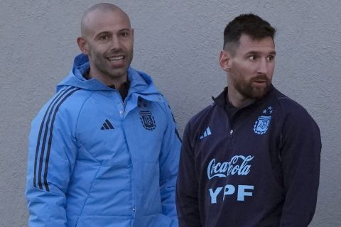 Argentina's Lionel Messi, right, and U-23 Argentina's coach Javier Mascherano talk at the end of a training session prior to a qualifying soccer match for the FIFA World Cup 2026 against Ecuador, in Buenos Aires, Argentina, Tuesday, Sept. 5, 2023.(AP Photo/Natacha Pisarenko)