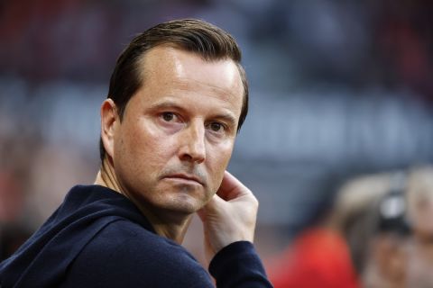 Rennes' head coach Julien Stephan looks on prior to the French League One soccer match between Rennes and Lyon at the Roazhon Park stadium in Rennes, France, Sunday, Aug. 18, 2024. (AP Photo/Jeremias Gonzalez)