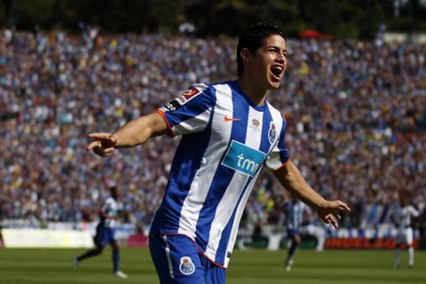 Porto's James Rodriguez celebrates his goal against Guimaraes during their Portuguese Cup final soccer match at Jamor stadium in Lisbon May 22, 2011. REUTERS/Rafael Marchante (PORTUGAL - Tags: SPORT SOCCER)