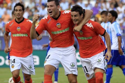 Valencia's Aritz Aduriz (R) celebrates with teammates after scoring against Malaga during their Spanish First Division soccer match at La Rosaleda stadium in Malaga August 28, 2010. REUTERS/Marcelo del Pozo (SPAIN - Tags: SPORT SOCCER)