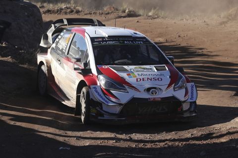 Ο Λατβάλα με το Toyota Yaris στο WRC στην Κόρδοβα της Αργεντινής τον Απρίλιο του 2019.