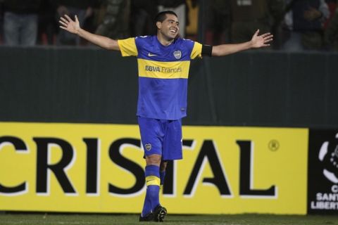 Juan Roman Riquelme of Argentina's Boca Juniors celebrates his goal against Chile's Union Espanola during their Copa Libertadores soccer match in Santiago May 9, 2012. REUTERS/Ivan Alvarado (CHILE - Tags: SPORT SOCCER)