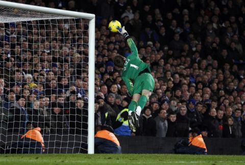 Manchester United's goalkeeper David de Gea makes a save during their English Premier League soccer match against Chelsea at Stamford Bridge in London February 5, 2012.   REUTERS/Stefan Wermuth (BRITAIN - Tags: SPORT SOCCER) NO USE WITH UNAUTHORIZED AUDIO, VIDEO, DATA, FIXTURE LISTS, CLUB/LEAGUE LOGOS OR "LIVE" SERVICES. ONLINE IN-MATCH USE LIMITED TO 45 IMAGES, NO VIDEO EMULATION. NO USE IN BETTING, GAMES OR SINGLE CLUB/LEAGUE/PLAYER PUBLICATIONS. FOR EDITORIAL USE ONLY. NOT FOR SALE FOR MARKETING OR ADVERTISING CAMPAIGNS