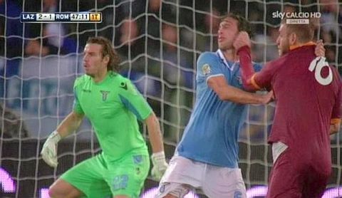 Un fermo immagine di Sky mostra il contatto tra il giocatore della Lazio Stefano Mauri e il centrocampista giallorosso Daniele De Rossi (D), espulso subito dopo, durante il derby Lazio-Roma allo stadio Olimpico, 11 novembre 2012.   ANSA/SKY   +++EDITORIAL USE ONLY-NO SALES+++