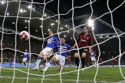 AC Milan's Ricardo Kaka' of Brazil, right, scores during an Italian major league soccer match between Sampdoria and AC Milan at the Luigi Ferraris stadium in Genoa, Italy, Wednesday, Oct. 31, 2007. (AP Photo/Carlo Baroncini)