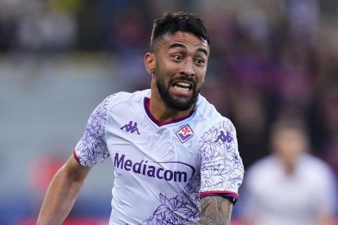 Fiorentina's Nicolas Gonzalez runs during the Europa Conference League quarter final first leg soccer match between Viktoria Plzen and Fiorentina at the Doosan Arena in Plzen, Czech Republic, Thursday, April 11, 2024. (AP Photo/Petr David Josek)