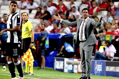 Benfica coach Rui Vitoria gestures during the Champions League playoffs, first leg, soccer match between Benfica and PAOK at the Luz stadium in Lisbon, Tuesday, Aug. 21, 2018. (AP Photo/Armando Franca)