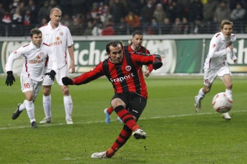 Eintracht Frankfurt's Greek forwarder Theofanis Gekas scores a penalty goal against FSV Mainz 05 during their German first division Bundesliga soccer match in Frankfurt, December 4, 2010. Frankfurt won the match 2-1.   REUTERS/Kai Pfaffenbach (GERMANY - Tags: SPORT SOCCER) ONLINE CLIENTS MAY USE UP TO SIX IMAGES DURING EACH MATCH WITHOUT THE AUTHORITY OF THE DFL. NO MOBILE USE DURING THE MATCH AND FOR A FURTHER TWO HOURS AFTERWARDS IS PERMITTED WITHOUT THE AUTHORITY OF THE DFL. FOR MORE INFORMATION CONTACT DFL DIRECTLY