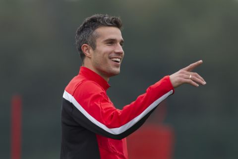 Manchester United's Robin van Persie trains with teammates at Carrington training ground in Manchester, Tuesday, Oct. 1, 2013. Manchester United will play in the Ukraine at Shakhtar Donetsk in a Champion's League Group A soccer match on Wednesday. (AP Photo/Jon Super)  