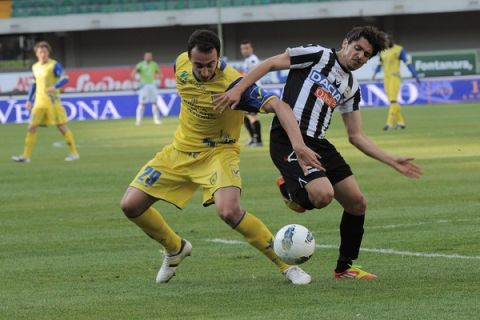 VERONA, ITALY - APRIL 21:  Dario Dainelli (L) of Chievo competes with Paulo Barreto of Udinese  during the Serie A match between AC Chievo Verona and Udinese Calcio at Stadio Marc'Antonio Bentegodi on April 21, 2012 in Verona, Italy.  (Photo by Dino Panato/Getty Images)