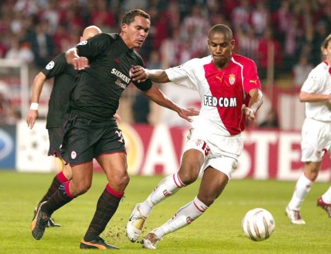 GIOVANNI contre MAICON - Monaco / Olympiakos - 19.10.2004 - C1 - Champions League - Foot Football - largeur action duel opposition