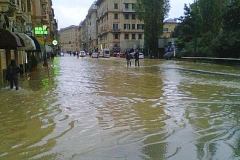 Interi quartieri di Genova sommersi dall'acqua dopo le violente precipitazioni che hanno colpito il capoluogo ligure, oggi 4 novembre 2011. ANSA / ENRICO MARCOZ