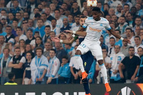 Salzburg's Munas Dabbur, background, and Marseille's Bouna Sarr challenge for the ball during the Europa League semifinal first leg soccer match between Olympique Marseille and RB Salzburg at the Velodrome stadium in Marseille, France, Thursday, April 26, 2018. (AP Photo/Thibault Camus)