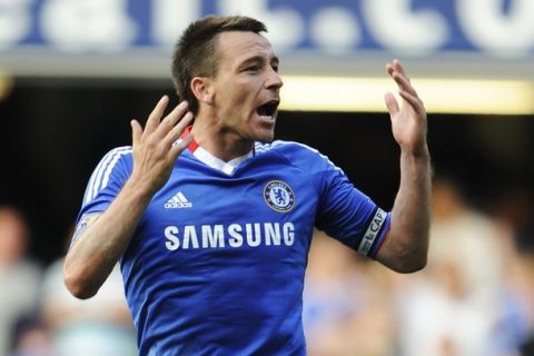 Chelsea's John Terry celebrates his side's victory against Tottenham Hotspur at the end of their Premier League soccer match at Stamford Bridge, London April 30, 2011. REUTERS/Russell Cheyne (BRITAIN - Tags: SPORT SOCCER) NO ONLINE/INTERNET USAGE WITHOUT A LICENCE FROM THE FOOTBALL DATA CO LTD. FOR LICENCE ENQUIRIES PLEASE TELEPHONE ++44 (0) 207 864 9000