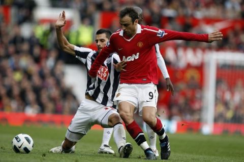 Manchester United's Dimitar Berbatov (R) challenges West Bromwich Albion's Paul Scharner during their English Premier League soccer match at Old Trafford in Manchester, northern England, October 16, 2010. REUTERS/Phil Noble (BRITAIN - Tags: SPORT SOCCER) NO ONLINE/INTERNET USAGE WITHOUT A LICENCE FROM THE FOOTBALL DATA CO LTD. FOR LICENCE ENQUIRIES PLEASE TELEPHONE ++44 (0) 207 864 9000