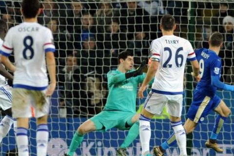 Leicesters Jamie Vardy, right, scores past Chelseas keeper Thibaut Courtois during the English Premier League soccer match between Leicester City and Chelsea at the King Power Stadium in Leicester, England, Monday, Dec. 14, 2015. (AP Photo/Rui Vieira)