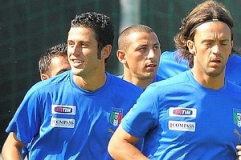 20090901 - FIRENZE - SPO - CALCIO: ALLENAMENTO NAZIONALE ITALIANA. Da sinistra: Mauro Camoranesi, Fabio Grosso, Angelo Palombo e Nicola Legrottaglie durante gli allenamenti della nazionale italiana di calcio, stamani 01 settembre 2009, a Coverciano (Firenze).
ANSA/CARLO FERRARO/DRN