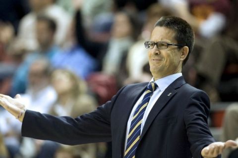 V22. VALENCIA, 28/03/09.- El entrenador del Cajasol, Pedro Martínez, realiza un gesto desde la banda durante el partido correspondiente a la vigésimo octava jornada de la liga ACB que han disputado ante el Pamesa Valencia esta tarde en el pabellón de la Fuente de San Luis. EFE/Kai Försterling