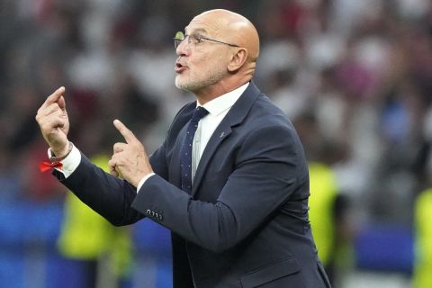 Spain's head coach Luis de la Fuente gives instructions during the final match between Spain and England at the Euro 2024 soccer tournament in Berlin, Germany, Sunday, July 14, 2024. (AP Photo/Frank Augstein)