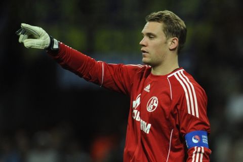 MILAN, ITALY - APRIL 05:  Goalkeeoer Manuel Neuer of Schalke 04 issues instructions during the UEFA Champions League Quarter Final match between FC Internazionale Milano and Schalke 04 at San Siro Stadium on April 5, 2011 in Milan, Italy.  (Photo by Valerio Pennicino/Getty Images)