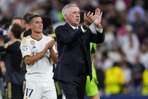 Real Madrid's head coach Carlo Ancelotti and his palyers applaud fans at the end of the Champions League group C soccer match between Real Madrid and FC Union Berlin at the Santiago Bernabeu stadium in Madrid, Wednesday, Sept. 20, 2023. (AP Photo/Manu Fernandez)