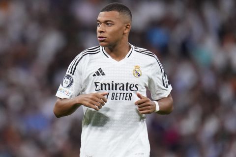 Real Madrid's Kylian Mbappe in action during the Champions League opening phase soccer match between Real Madrid and VfB Stuttgart at the Santiago Bernabeu stadium, in Madrid, Tuesday, Sept. 17, 2024. (AP Photo/Manu Fernandez)