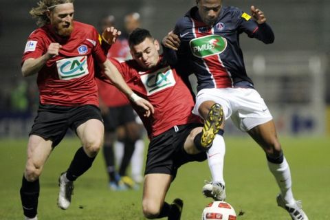 PSG's forward Peguy Luyindula (R) vies with Martigues' forward Mathieu Bouchu (L) and defender Florent Gache during the French Cup football match Martigues versus Paris Saint-Germain on February 2, 2011, at the Sports Stadium in Martigues, southern France. AFP PHOTO / ANNE-CHRISTINE POUJOULAT (Photo credit should read ANNE-CHRISTINE POUJOULAT/AFP/Getty Images)