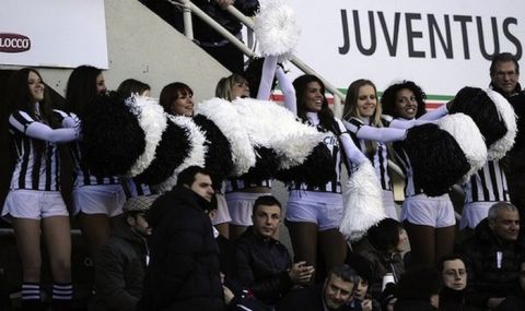 Juventus cheerleaders dance during their team's Serie A football match against Bari at the Olympic Stadium in Turin on January 16, 2011. Juventus won 2-1.           AFP PHOTO / Filippo MONTEFORTE (Photo credit should read FILIPPO MONTEFORTE/AFP/Getty Images)