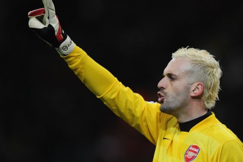 MILAN, ITALY - MARCH 04: Manuel Almunia of Arsenal in action during the UEFA Champions League 1st knockout round 2nd leg match between AC Milan and Arsenal at the San Siro stadium on March 4, 2008 in Milan, Italy.  (Photo by Shaun Botterill/Getty Images)