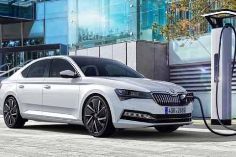 Η πρώτη plug-in υβριδική λιμουζίνα της SKODA 