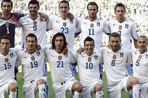 Italy's national soccer team players pose ahead of an international friendly soccer match against Mexico in Brussels June 3, 2010. REUTERS/Alessandro Garofalo (BELGIUM - Tags: SPORT SOCCER WORLD CUP)