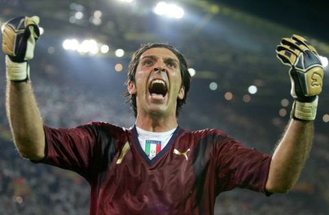 Gianluigi Buffon - ALLEMAGNE/ ITALIE - 04.07.2006 -Coupe du Monde 2006 - CM 2006 - Dortmund - largeur attitude joie cri premium