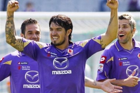 Fiorentina's Manuel Vargas of Peru, center, celebrates after scoring during a Serie A soccer match between Fiorentina and  Udinese, at the Artemio Franchi stadium in Florence, Italy, Sunday, May 1, 2011. (AP Photo/Fabrizio Giovannozzi) 