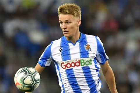 Real Sociedad's Martin Odegaard controls the ball during the Spanish La Liga soccer match between Real Sociedad and Alaves at Reale Arena stadium, in San Sebastian, northern Spain, Thursday, Sept. 26, 2019. (AP Photo/Alvaro Barrientos)