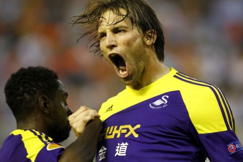 Partido de la Europa League disputado entre el Valencia y el Swansea. En la imagen, Michu celebra el segundo tanto. 

Europa League match played between Valencia and Swansea. In this picture, Michu celebrates second goal.