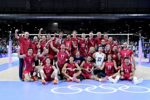 The children of United States' player Matthew Anderson look at the team posing for a photo after winning the men's volleyball bronze medal match against Italy at the 2024 Summer Olympics, Friday, Aug. 9, 2024, in Paris, France. (AP Photo/Alessandra Tarantino)