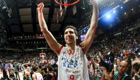 MD122. MADRID, 22/02/09.-El jugador del Tau Cerámica Sergi Vidal celebra la victoria tras el partido, correspondiente a la final de la Copa del Rey de Baloncesto, disputado ante el Unicaja esta tarde en el Palacio de los Deportes de Madrid. EFE/Juan Carlos Hidalgo